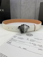 特 宽度4.0Cm Versace 范思哲 此款柔软的皮带饰有金、银双色3D美杜莎腰带扣，可搭配正装或休闲牛仔装。