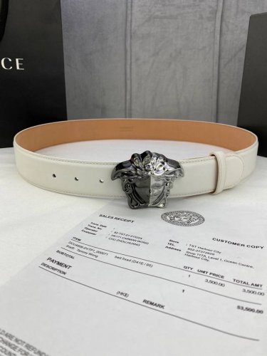 特 宽度4.0Cm Versace 范思哲 此款柔软的皮带饰有金、银双色3D美杜莎腰带扣，可搭配正装或休闲牛仔装。