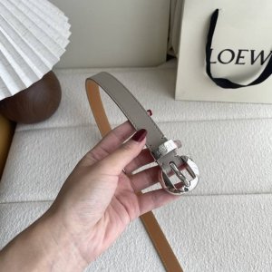 罗意威光滑牛皮革Ebble腰带，搭配Anagram Ebble针扣，2Cm宽，五孔调节。颜色：暗沙色