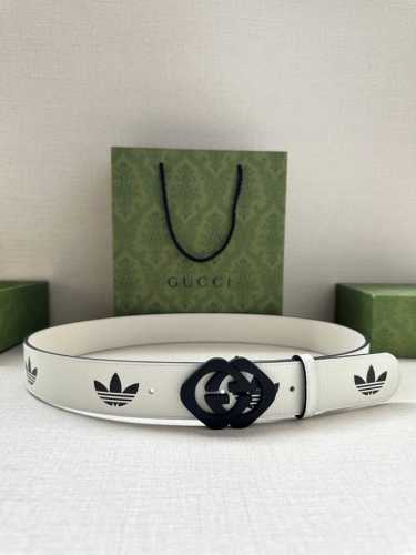 宽带4.0Cm Gucci 作为Adidas X Gucci联名系列之一，这款皮革腰带饰有Gucci Trefoil印花。Adidas和Gucci大胆探索联名系