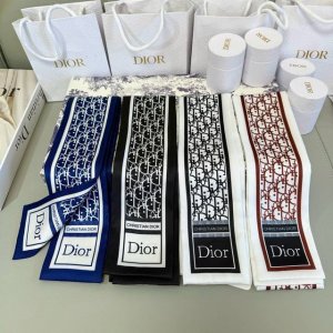 新款D字母这款 迪奥Montaigne Mitzah 发带丝巾从标志性的 Dior 精品店地址汲取灵感，老花字母配条纹的款式经典，造型修长，可与各种时尚造型搭配