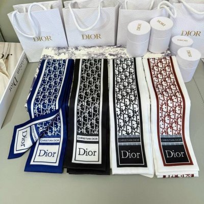 新款D字母这款 迪奥Montaigne Mitzah 发带丝巾从标志性的 Dior 精品店地址汲取灵感，老花字母配条纹的款式经典，造型修长，可与各种时尚造型搭配