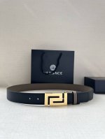 宽度3.5Cm Versace 范思哲两面手掌纹此款柔软的皮带饰有一个几何形状的希腊回纹别扣，既时尚又优雅