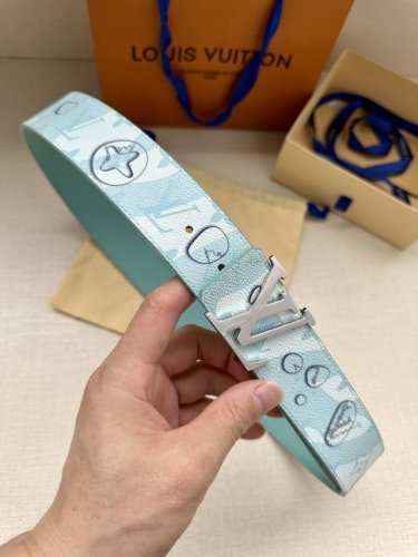 Lv Aqua 双面腰带为传统设计引入现实主义意趣。Monogram Aqua 帆布以 3D 水滴图案模糊 Monogram 图案的经典轮廓，将相同意境延续至