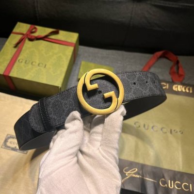 古奇 宽4.0Cm，新款 衔接品牌的过去和现在，以焕新方式继续演绎经典元素。这款黑色皮革腰带饰有Gg字母交织图案，以Gucci刻花呈现长方形搭扣开合设计。蓝色G