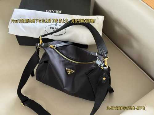 配盒 Size：33*21Cm Prad 这款黑金腋下包也太绝了吧 背上它，高级感瞬间爆棚， 走在街上回头率满分！ 手机、卡包、口红等日常小物轻松容纳，出门逛街