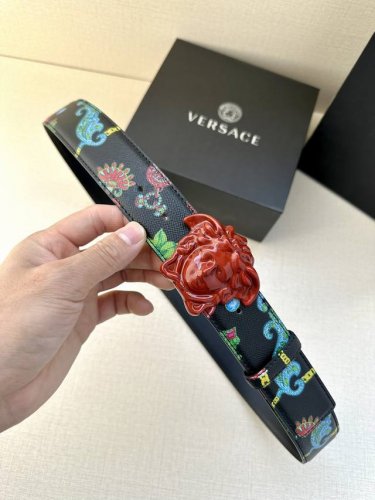 宽度4.0Cm Versace范思哲此款Palazzo腰带采用牛皮革面料制作，并饰有Le Pop Classique图案印花和标志性的美杜莎五金配件。