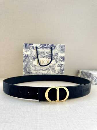 宽度3.5 Cm Dior 迪奥两面腰带款式迷人多样，采用多种材质精心打造，为各式廓形增添点睛之笔，彰显优雅醒目的气质。向迪奥钟爱的细节艺术致敬，彰显非凡的高雅 - 点击图像关闭