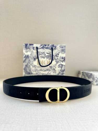 宽度3.5 Cm Dior 迪奥两面腰带款式迷人多样，采用多种材质精心打造，为各式廓形增添点睛之笔，彰显优雅醒目的气质。向迪奥钟爱的细节艺术致敬，彰显非凡的高雅