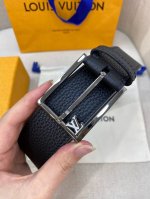 p210 L V：经典系列腰带采用Lv Logo金属环设计，适合休闲低调的男士使用；经典设计元素。宽度35Mm