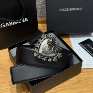 Dg圣心腰带 这款采用牛皮革制作而成，腰带设计灵感来源于爱与奉献，圣心代表了品牌的信仰，Dg家的珠宝也蕴含着圣心的元素，手工锻造让腰带看起来更高级，Dg每一款腰