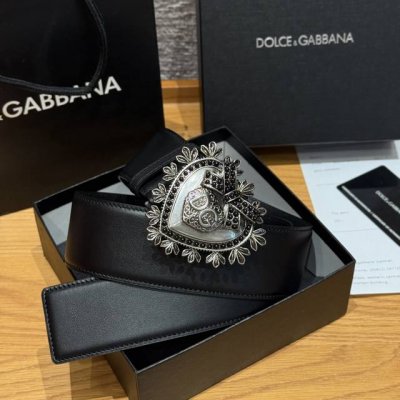 Dg圣心腰带 这款采用牛皮革制作而成，腰带设计灵感来源于爱与奉献，圣心代表了品牌的信仰，Dg家的珠宝也蕴含着圣心的元素，手工锻造让腰带看起来更高级，Dg每一款腰