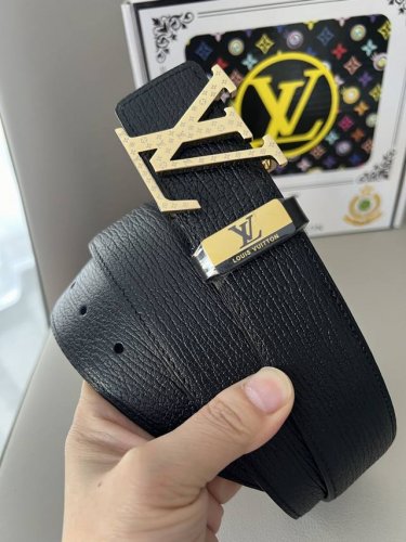 品名：Lv..路易..威登原单 材质：原单牛皮腰带 百分百头层牛皮腰带保证真皮钢扣，专柜原单品质、做工精细，时尚大牌，送人自用首选 包装： 请认准如图专柜包装赠