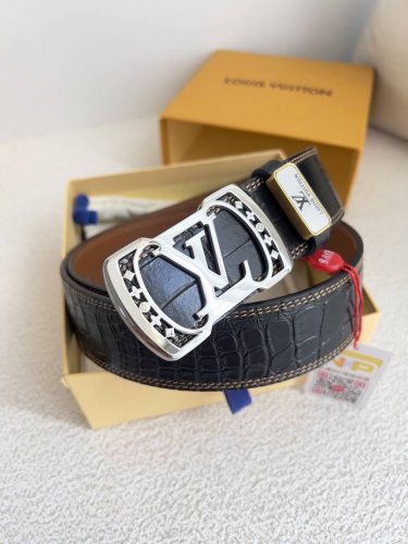 品名： Lv..路易..威登腰带皮带原单 型号：挂扣，经典纯钢材质面字母挂扣，头层牛皮，图片实物拍摄 材料：头层牛皮，挂扣系列，纯钢材质扣头，钯镀电镀工艺永不掉