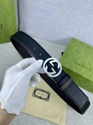 宽度4.0Cm Gucci 互扣式双g带旋转扣，源自品牌现代风格典藏设计，经过重新诠释而别具新意。呈现于纤细的进口两面用腰带之上。