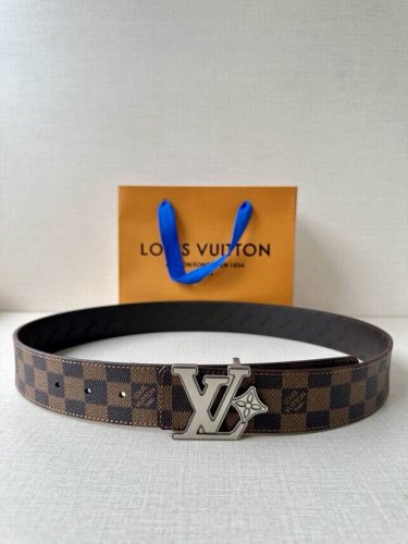 4.0宽Lv Flower 双面腰带取材 Monogram 涂层帆布，借背面皮革的 Lv Flower 压纹彰显 Pharrell Williams 设计的崭新