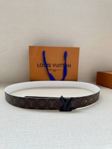 3.0宽Lv Flowergram Round 双面腰带以新颖视角解读路易威登经典元素，令圆瓣 Monogram 花卉化为瞩目金属搭扣。Monogram Emp