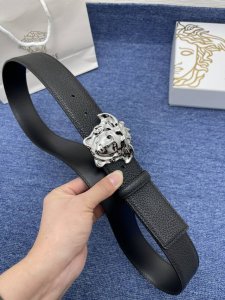 品牌华沙驰 特 描述采用高级 Signature原版皮精制而成，触感厚实，饰以范思哲美人头商标带扣。腰带为意大利尺寸，请在购买前参阅腰带尺寸指南. 钢扣镶钻金属