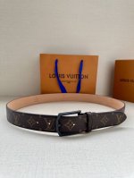 本款3.4宽腰带取材路易威登经典 Monogram 帆布 Monogram 帆布 正绒面革内衬 金属件 搭扣侧镂刻英文字母