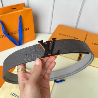 特 片裝1 寬：40Mm 驢家 寬度40Mm Ss今季專櫃在售新品 男款 意大利進口荔枝紋飾有Logo標識圖案 背面則以低調的純黑色頭層小牛皮打造而成 搭配新款