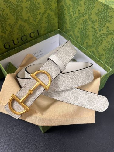 2025秋冬系列焕新演绎富有辨识度的Gg Marmont系列。这款双面腰带采用Gg印花压纹皮革与皮革材质匠心打造，缀饰双G搭扣。 DDD 商品细节 DDD 一面