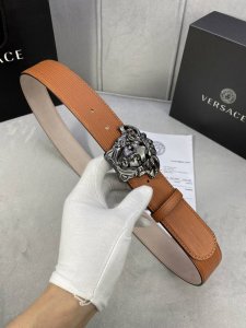 宽度4.0Cm 范思哲 此款水波纹砂底 腰带饰有标志性的Versace美杜莎头像扣，彰显品牌格调。是一款精美的衣橱必备单品。