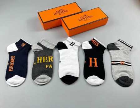 特 Hermes 爱马仕大H新品男款春夏款袜子 一盒五双 提花经典H家标志，纯棉材质制造，透气舒适，超级Nice超火爆小单品，大牌出街，潮人必备超好搭 - 点击图像关闭