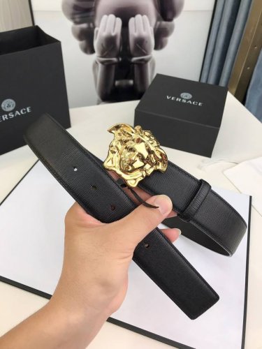 范思哲versace此款时尚的腰带采用粒面小牛皮革精制而成，饰有立体美杜莎搭扣。4.0Cm宽