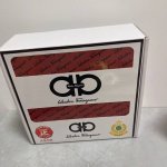 品名：菲拉格幕 原单皮带 材质：原单牛皮腰带 百分百头层牛皮腰带保证真皮，24K纯钢扣，专柜原单品质、做工精细，时尚大牌，送人自用首选 包装： 请认准如图专柜包