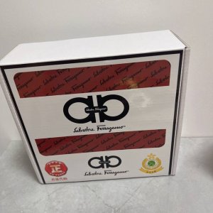 品名：菲拉格幕 原单皮带 材质：原单牛皮腰带 百分百头层牛皮腰带保证真皮，24K纯钢扣，专柜原单品质、做工精细，时尚大牌，送人自用首选 包装： 请认准如图专柜包