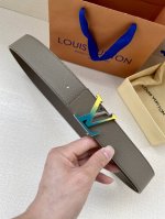 特P200 Lv Spotlight 腰带拼接橡胶涂层皮革和柔软羊皮革，搭配渐变 Lv 字母搭扣，为热爱 Virgil Abloh 设计理念的潮流人士提供沉稳之