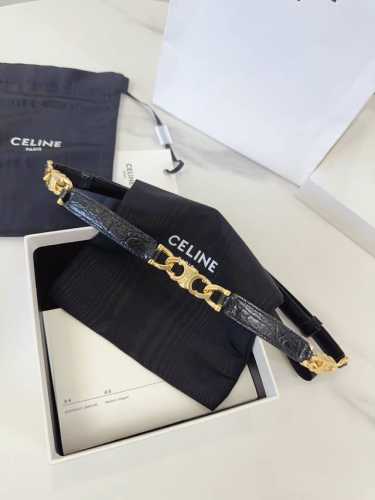 特 赛琳、Taurillon 中腰 金色饰面金属件 钩扣 每个中央方形金属件上均镌刻Celine Paris标识。 可调节均码腰带，配滑扣。
