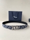 宽度3.5Cm Dior 这款不锈钢金属腰带扣是春季系列新品，展示 Cd Icon 标志和 Oblique Cosmo 图案，致敬 Dior 的经典图案。可与各