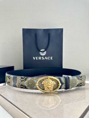 宽度4.0Cm Versace 范思哲 这款柔软鳄鱼皮饰带搭配一枚椭圆形美杜莎带扣。腰带饰有一枚金属圈环，宛如点睛之笔，本季标志性的Versace饰件点缀其上，