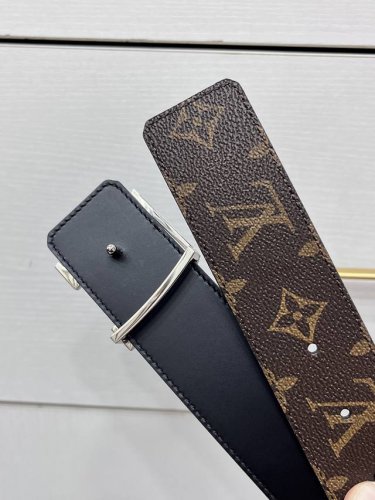 特 Lv Dimension 双面腰带将创意传承与华美街头风范共冶一炉，彰显创意总监 Pharrell Williams 的时尚远见。Monogram 帆布铺陈