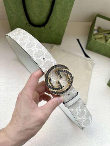宽度：3.8Cm Gucci经典双G标识依旧是Gucci系列的重要设计元素。这款女士宽版皮革腰带采用米色和白色Gg Supreme帆布制成，沿用这一经典设计。白