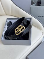 巴黎世家 Balenciaga 宽度2.5Cm 是法国的奢侈品牌，作为时尚界最具影响力品牌之一的地位。设计师源于：都市时尚潮流独特的设计风格，采用进口小牛皮制作