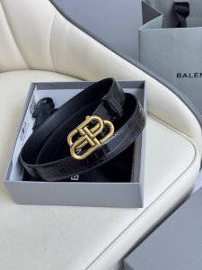 巴黎世家 Balenciaga 宽度2.5Cm 是法国的奢侈品牌，作为时尚界最具影响力品牌之一的地位。设计师源于：都市时尚潮流独特的设计风格，采用进口小牛皮制作