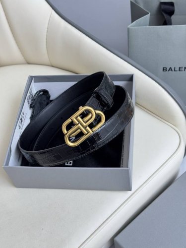 巴黎世家 Balenciaga 宽度2.5Cm 是法国的奢侈品牌，作为时尚界最具影响力品牌之一的地位。设计师源于：都市时尚潮流独特的设计风格，采用进口小牛皮制作