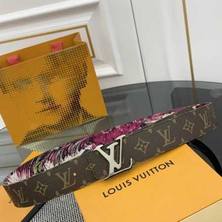Lv 路易威登 新品 正品对版 宽度40Mm 2024 早秋男装系列跟随丹迪水手的步伐开启一场环球之旅。此款 Lv Tag 双面腰带将冲浪风格图案铺陈于一面，唤 - 点击图像关闭