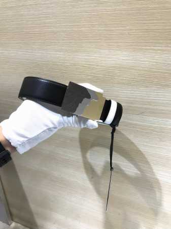 范思哲 专柜同款、实拍专柜官网，尺寸:宽35Mm，原版立体半脸间色美人头扣 ，极富设计美感 ，双面采用进口原版小牛皮压花，彰显个性，清晰美观，皮质软，手感舒适， - 点击图像关闭