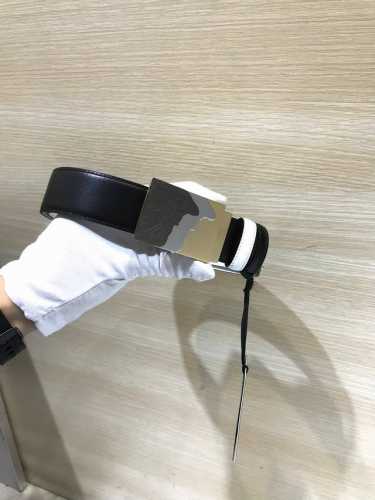 范思哲 专柜同款、实拍专柜官网，尺寸:宽35Mm，原版立体半脸间色美人头扣 ，极富设计美感 ，双面采用进口原版小牛皮压花，彰显个性，清晰美观，皮质软，手感舒适，