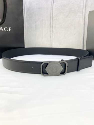 宽度4.0Cm Versaec 范思哲 此款时尚腰带由柔软的小牛皮革制成 饰有立体美杜莎原单钢扣 五金采用真空电镀