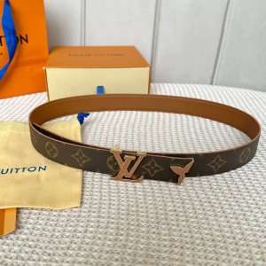 驢家新品 3.0。特別限定女士腰帶 皮帶採用雙面設計 帶身帆布面襯托荔枝紋牛皮 全新搭扣以金色金屬打造 飾以與皮帶同色的琺瑯效果 末端則以琺瑯花卉圖案完美點綴.