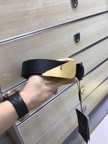 配送专柜包装 打孔针 特批P200 新款 Fd 宽35Mm ，标志造型宽皮带，原版怪兽铆钉钢扣，进口原版小牛皮配制黑色专用料制成，镀金表面金属制品，品质保证，非