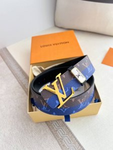 品名： Lv..路易..威登腰带皮带原单P180 型号：挂扣，经典纯钢材质挂扣，头层牛皮，图片实物拍摄 材料：头层牛皮，挂扣系列，纯钢材质扣头，钯镀电镀工艺永不