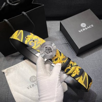 范思哲 宽4.0Cm 双面腰带，旋转扣，双面可用 新款男士皮革腰带，饰有立体La Medusa双面搭扣。皮带一面为光滑质地，另一面饰有棋盘格图案和Barocco