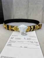 宽度4.0Cm Versace范思哲此款Palazzo腰带采用牛皮革面料制作，并饰有Le Pop Classique图案印花和标志性的美杜莎五金配件。