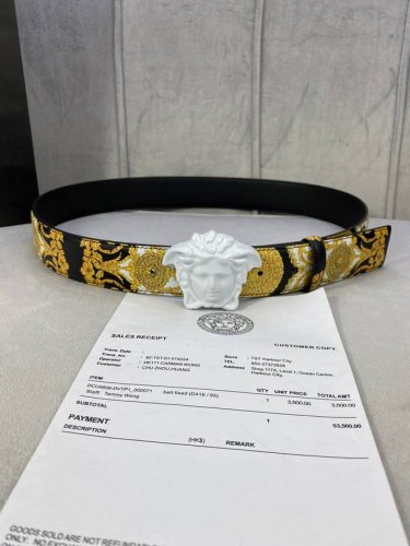 宽度4.0Cm Versace范思哲此款Palazzo腰带采用牛皮革面料制作，并饰有Le Pop Classique图案印花和标志性的美杜莎五金配件。