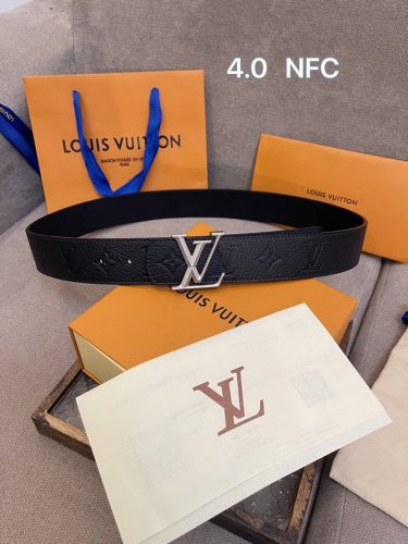 Lv Dimension 4.0双面腰带将经典格调引入新颖尺幅设计。皮革压印 Lv 字母和 Monogram 花卉，与纤秀 Lv 字母搭扣相映成趣，令品牌标识低